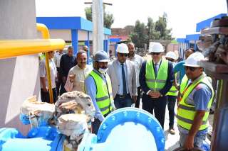 محافظ قنا يتفقد مشروعات مياه...