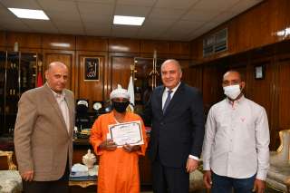 الداودي  يكرم عاملي نظافة...