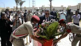 محافظ البحر الأحمر يضع إكليل الزهور...