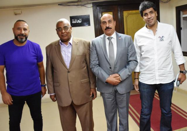 لقاء محافظ أسوان مع رئيس النادي والجهاز الفني