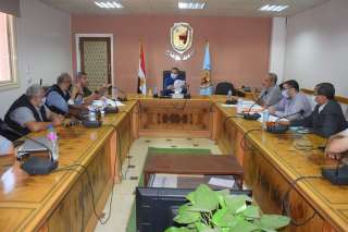 رئيس جامعة سوهاج يناقش تنفيذ مستشفي...