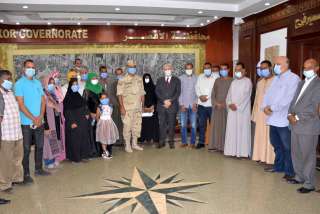 محافظ الأقصر يلتقي مع الأسر...