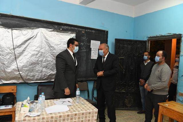 محافظ قنا يتابع سير العملية الانتخابية