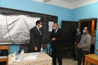 محافظ قنا يتابع سير العملية...