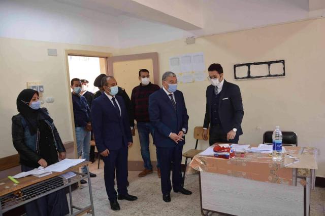 محافظ المنيا يتابع انتظام سير العملية الانتخابية