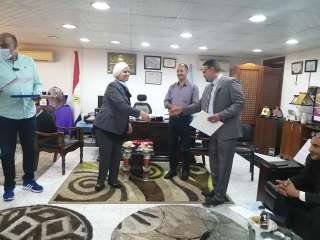 رئيس مدينة سفاجا تُكرم العاملين في...