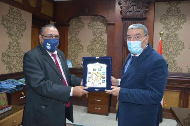 محافظ المنيا يكرم وكيل وزارة الزراعة