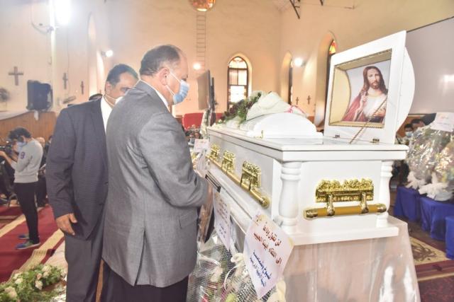 محافظ أسيوط يشهد صلاة جنازة القس باقي صدقي ..راعي الكنيسة الإنجيلية الأولى