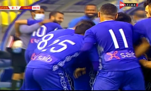 فرحة لاعبي أسوان بعد الهدف الأول