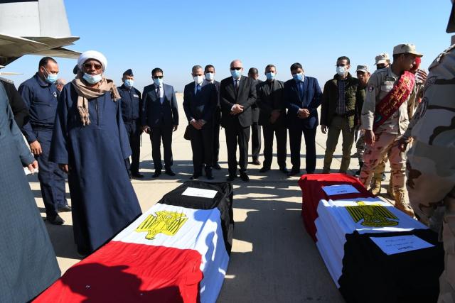 محافظ قنا يستقبل جثمان الشهيد