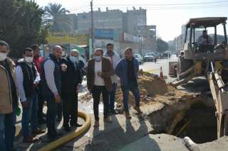 هبوط أرضي يتسبب في كسر...