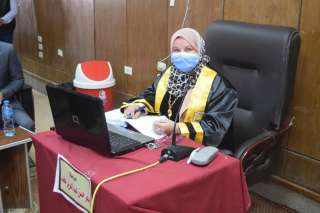 رئيس جامعة سوهاج يشهد مناقشة...
