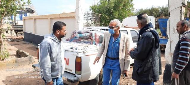 رئيس مدينة غارب يتفقد طريق الزعفرانة .. وتوزيع مواد غذائية وبطاطين لأهالى القرية