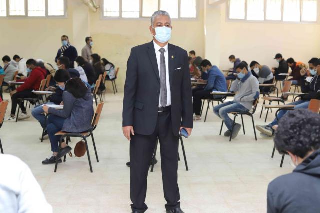 رئيس جامعة جنوب الوادي يتفقد لجان الامتحانات