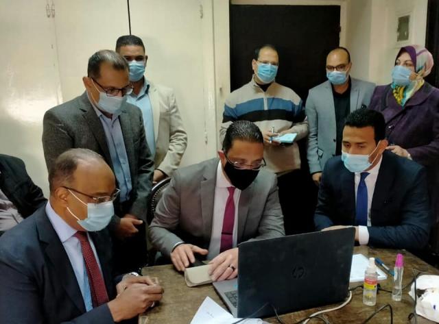محافظ الفيوم يتابع سير العمل بغرفة  العمليات