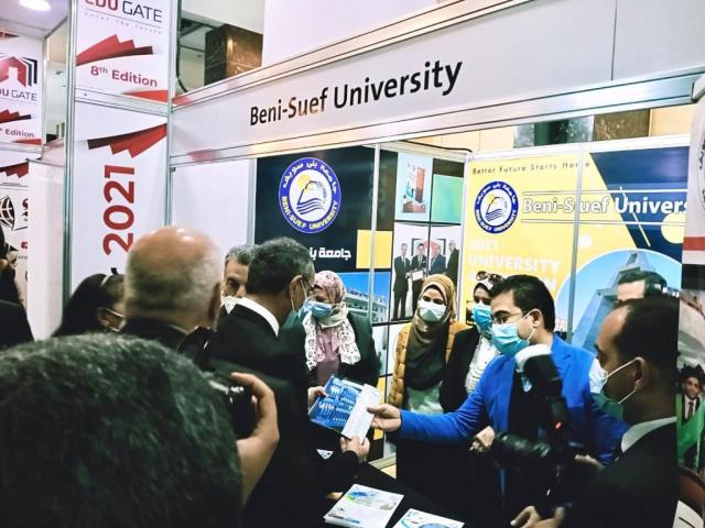 وزير الاتصالات يزور جناح جامعة بنى سويف