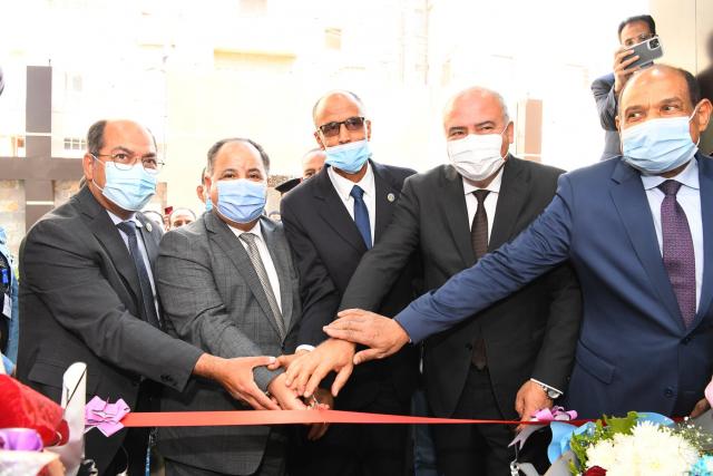 وزير المالية ومحافظ قنا يفتتحان المديرية المالية