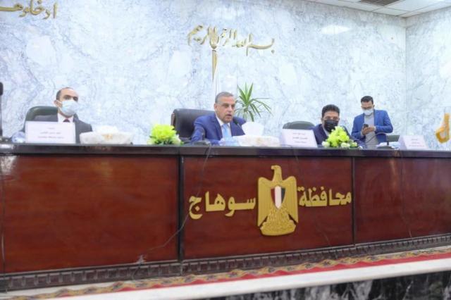 محافظ سوهاج خلال لقائه مع عدد من المواطنين