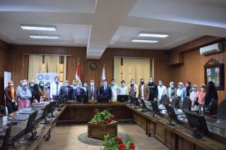 رئيس جامعة بني سويف يسلم...