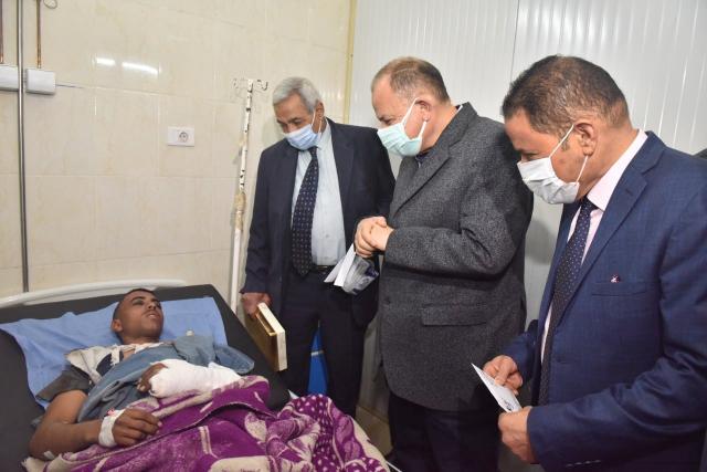 محافظ أسيوط يزور مصابى حادث قطاري سوهاج