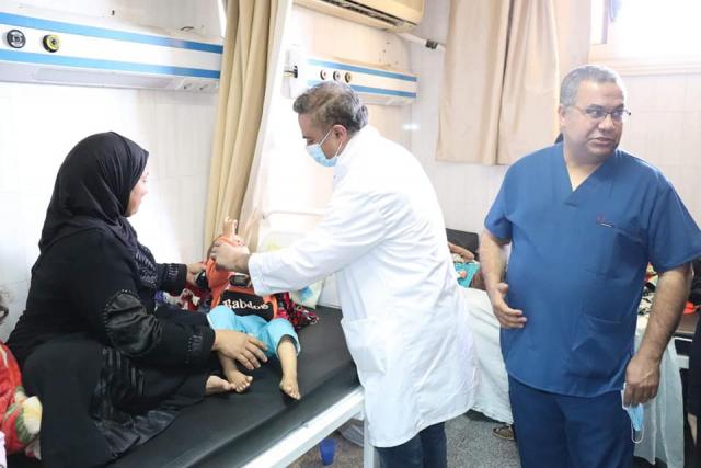 أجري ١٥ عملية بالقلب مجاناً .. جامعة سوهاج تكرم الفريق الطبي و مؤسسة القلوب الصغيرة ببريطانيا