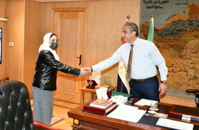 محافظ الفيوم يستقبل التلميذة ”آية سعد”