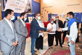 محافظ الفيوم يُسلّم مشروعات ”رزق...