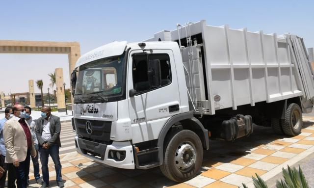 محافظ أسوان يتفقد معدات وسيارات النظافة الجديدة