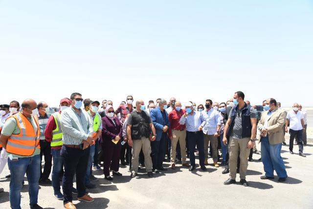 وزير النقل ومحافظ قنا يتفقدان محور باسم فكري