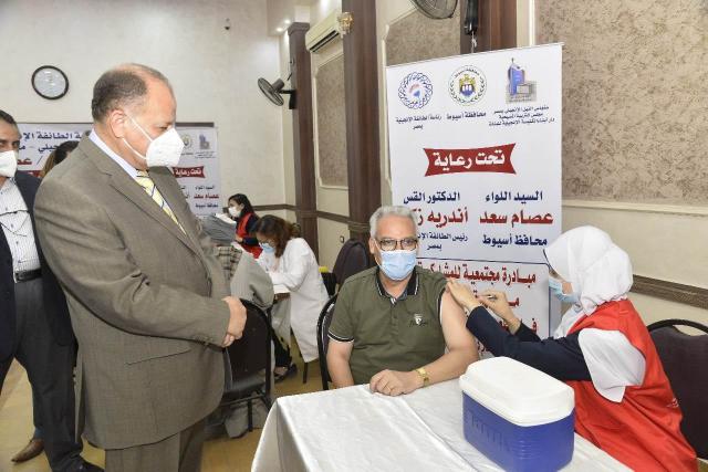 محافظ أسيوط يتفقد مبادرة الطائفة الانجيلية