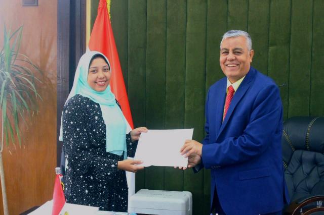 رئيس جامعة جنوب الوادي يكرم الطالبة المخترعة