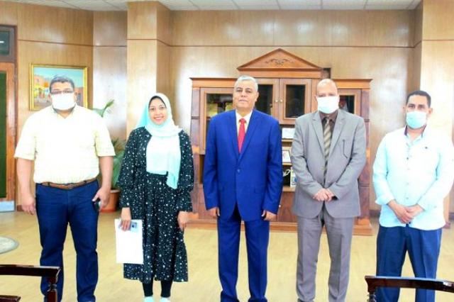 رئيس الجامعة يكرم الطالبة