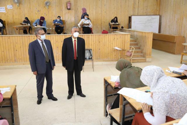  رئيس جامعة جنوب الوادي يتفقد الامتحانات