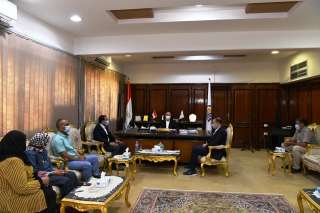 محافظ قنا يبحث تطوير مجمع...