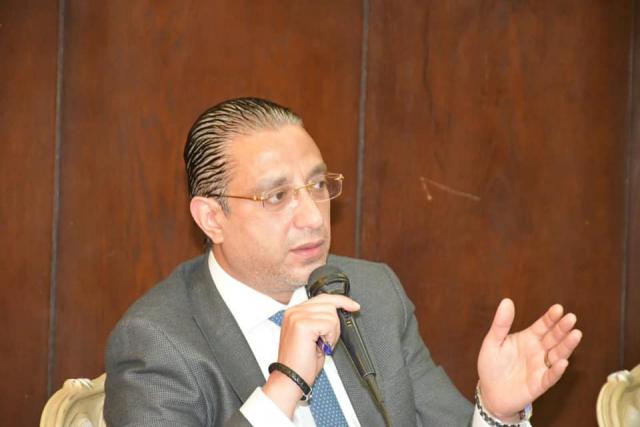 محافظ الفيوم خلال الاجتماع