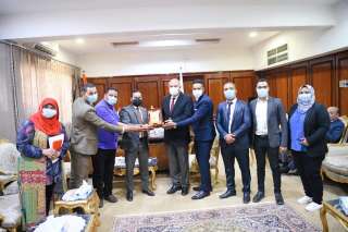 مسئولو منصات التواصل الإجتماعى يقدمون...