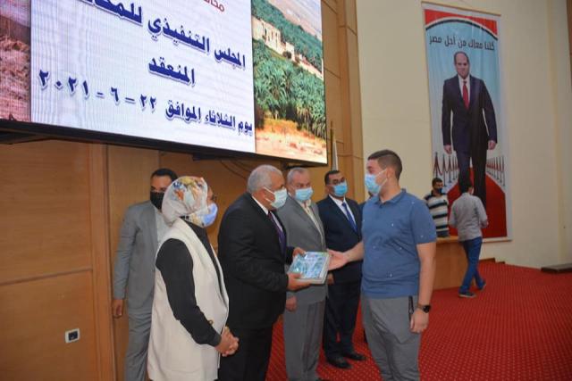 محافظ الوادي الجديد يهدي” كتاب الجمهورية” للطلاب المتفوقين بالمرحلة الثانوية