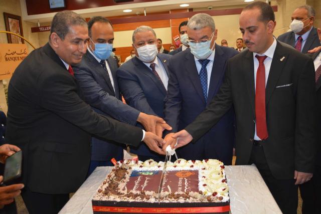 محافظ المنيا يفتتح فرع بنك مصر بقرية اسطال
