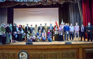 رئيس جامعة بنى سويف يكرم...