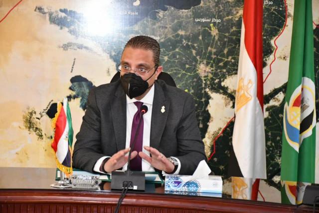 محافظ الفيوم خلال الاجتماع