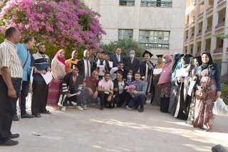 جامعة سوهاج تكرم 11 طالب...