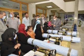 محافظ أسيوط لذوات الهمم يسلم...