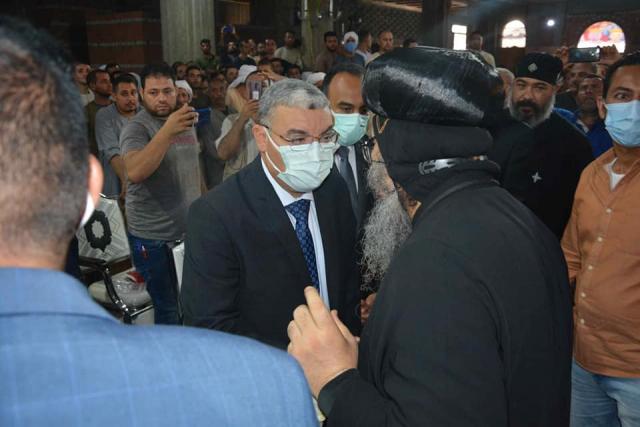 محافظ المنيا يشهد صلاة الجنازة على ضحايا الحرائق