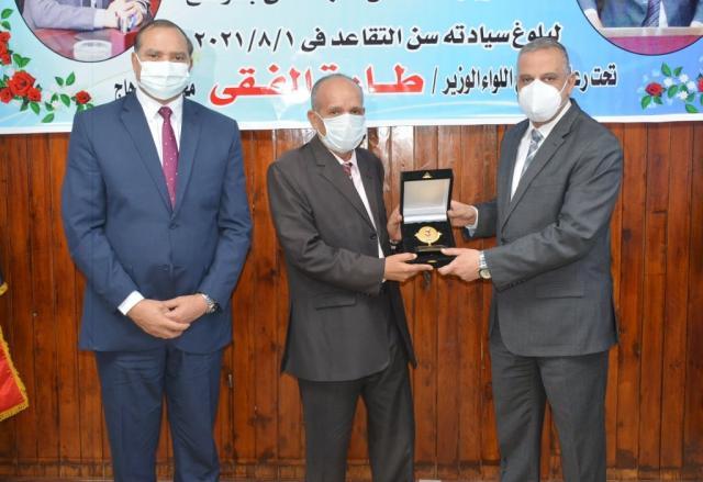 المحافظ  ورئيس الجامعة يكرمان وكيل وزارة التضامن