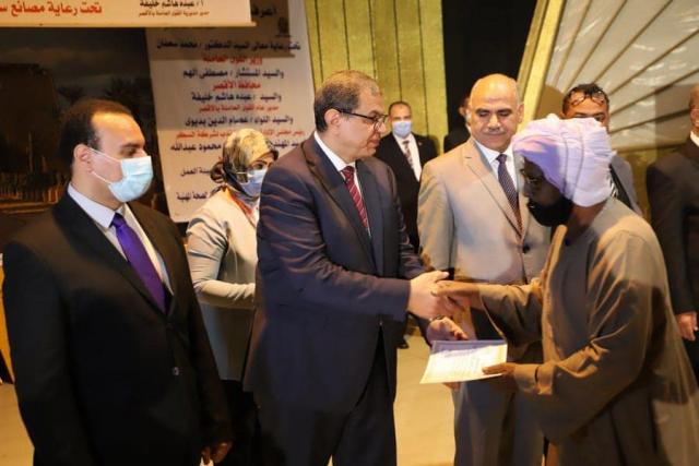 وزير القوي العاملة  يسلم 2247 وثيقة تأمين علي الحياة للعمالة غير المنتظمة .. وعقود عمل لذوي الهمم  بالأقصر