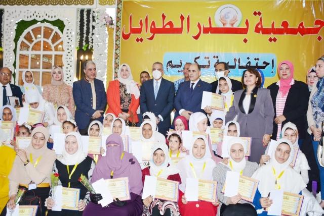 امحافظ سوهاج مع المكرمين