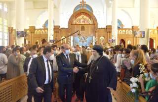 محافظ أسوان يشارك في قداس...