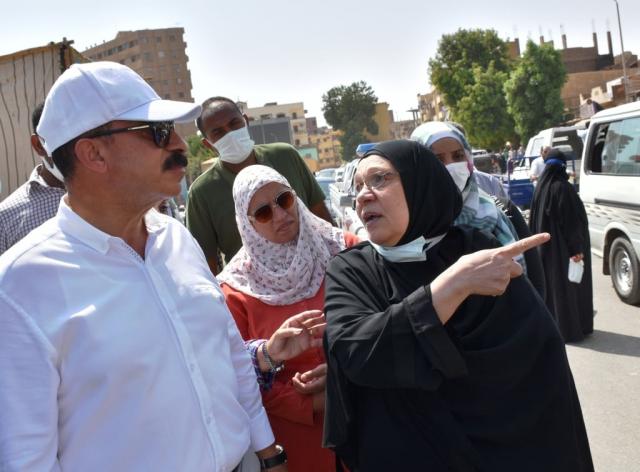 جولة مفاجئة لمحافظ أسوان