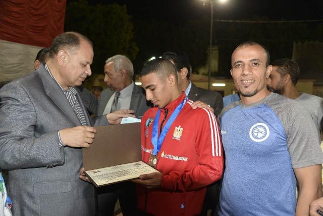 محافظ أسيوط يكرم