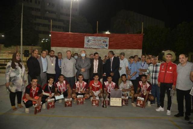 محافظ أسيوط يكرم فريق مدرسة الأمل الثانوية